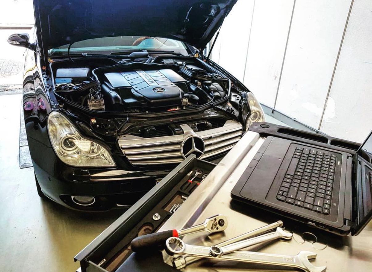 Mercedes CLS in reparatie bij Autoservice Van Os in Purmerend - Heeft u vragen? Neem contact op via ons formulier.