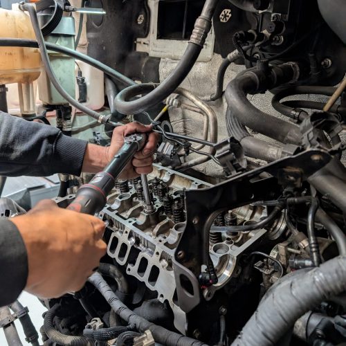 Monteur voert een reparatie uit bij Autoservice Van Os, met aandacht voor detail en gebruik van moderne apparatuur.